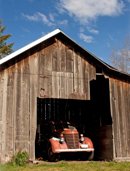 old-truck-in-barn_MJoYNw_d